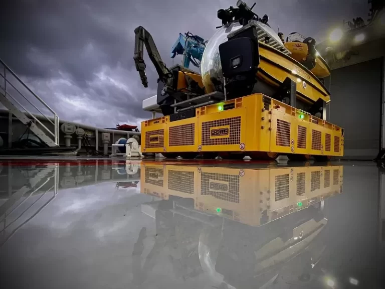20-ton-Submarines-transporter-on-ship-decks-OMNI