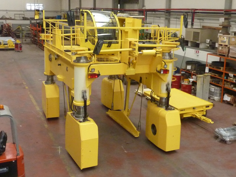 33 T - CUSTOMIZED STRADDLE CARRIER - SGD VC 33 T - CUSTOMIZED STRADDLE CARRIER - SGD VC