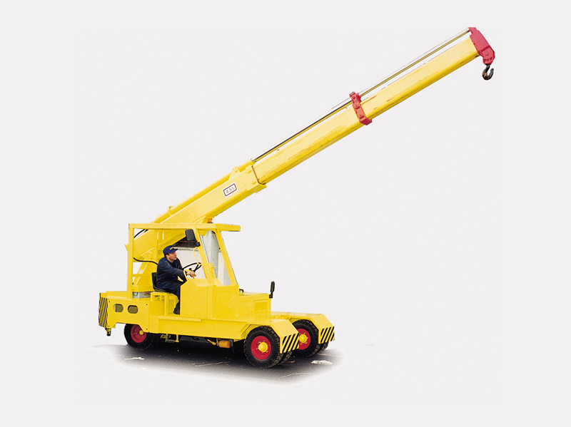 SELF-PROPELLED CRANE SELF-PROPELLED CRANE